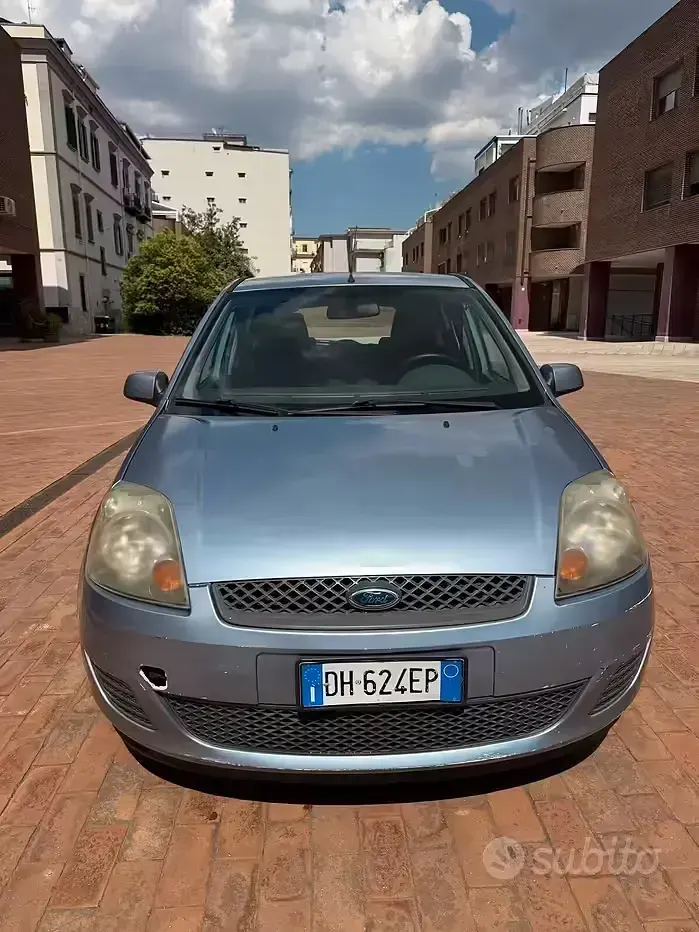 Usata Ford Fiesta Titanium 68 CV (50 kW) 2007 Grigio Utilitaria
