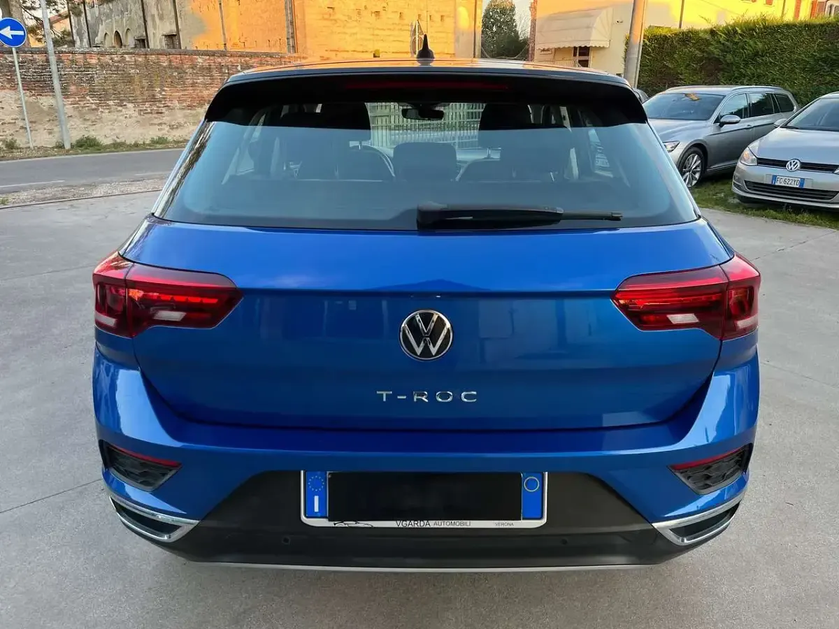 Usata VW T-Roc Sportline 150 CV (110 kW) 2021 Ravenna blue metallizzato SUV