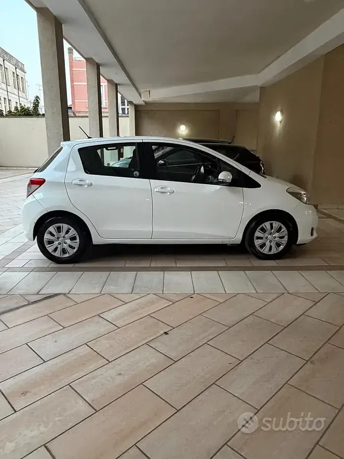 Usata Toyota Yaris Lounge 69 CV (50 kW) 2013 Bianco Utilitaria