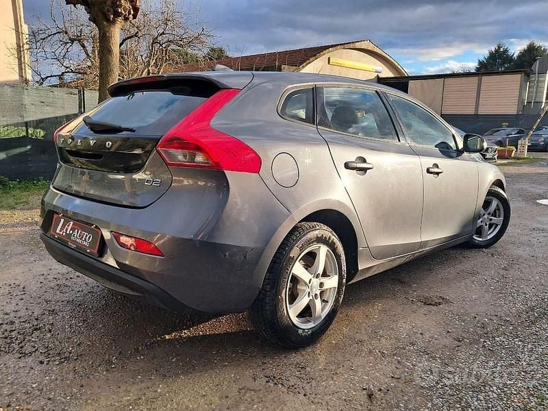 Usata Volvo V40 Summum 116 CV (85 kW) 2013 Grigio Utilitaria