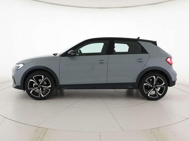 Nuova Audi A1 116 CV (85 kW) 2026 Grigio freccia perla nero mito Berlina