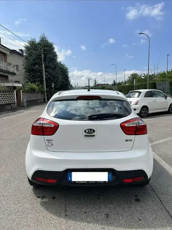 Usata Kia Rio 83 CV (61 kW) 2015 Bianco Berlina