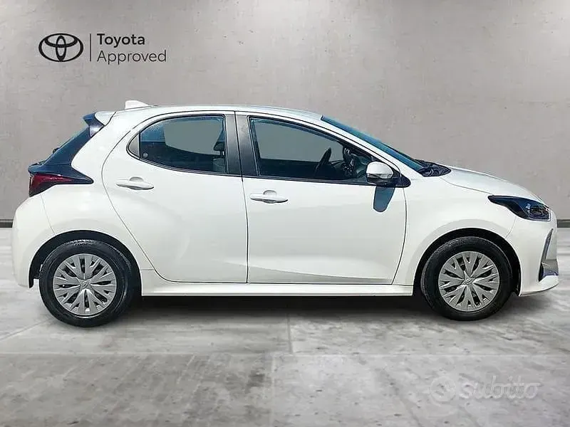 Usata Toyota Yaris Hybrid Active 92 CV (67 kW) 2022 Bianco Berlina