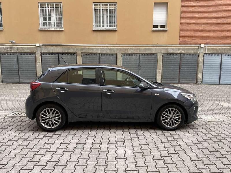 Usata Kia Rio 101 CV (74 kW) 2017 Grigio Berlina