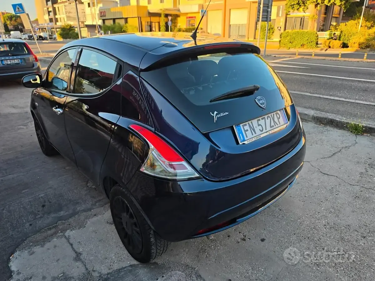 Usata Lancia Ypsilon Gold 69 CV (50 kW) 2018 Bluazzurro Utilitaria