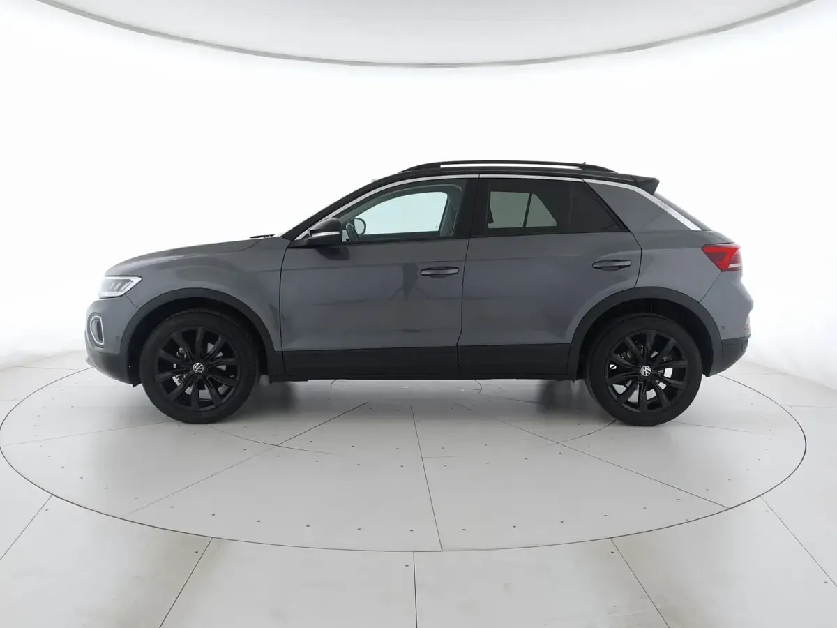 Usata VW T-Roc Life 110 CV (80 kW) 2023 Indium grey metallizzato nero SUV