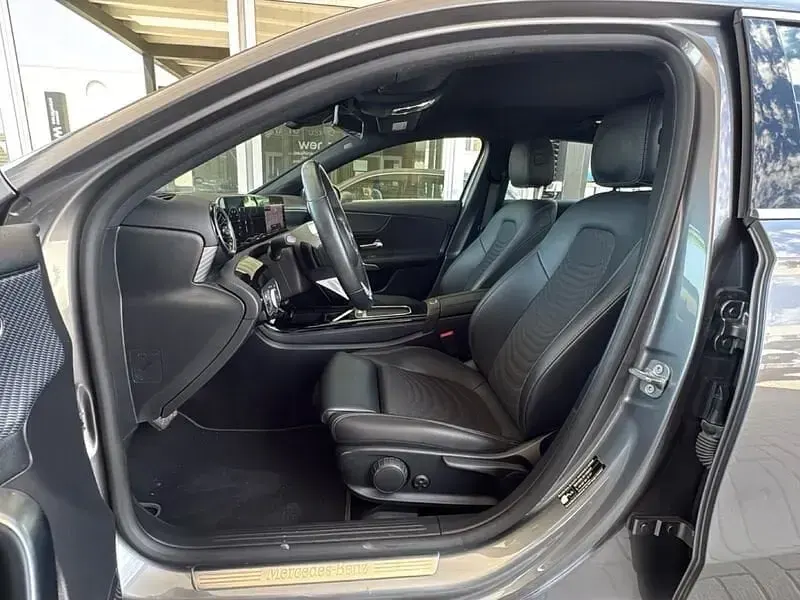 Usata Mercedes A180 Advanced 116 CV (85 kW) 2023 Grigio montagna Utilitaria