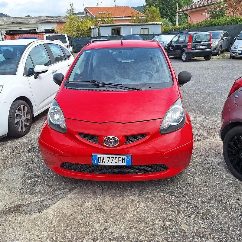 Rosso Usata 2006 Toyota Aygo Due volumi | 2500 € (Buon prezzo) - Immagine 1/4