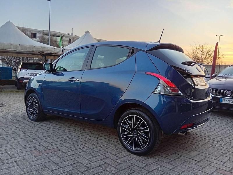 Usata Lancia Ypsilon Gold 69 CV (50 kW) 2022 Blu/azzurro Utilitaria