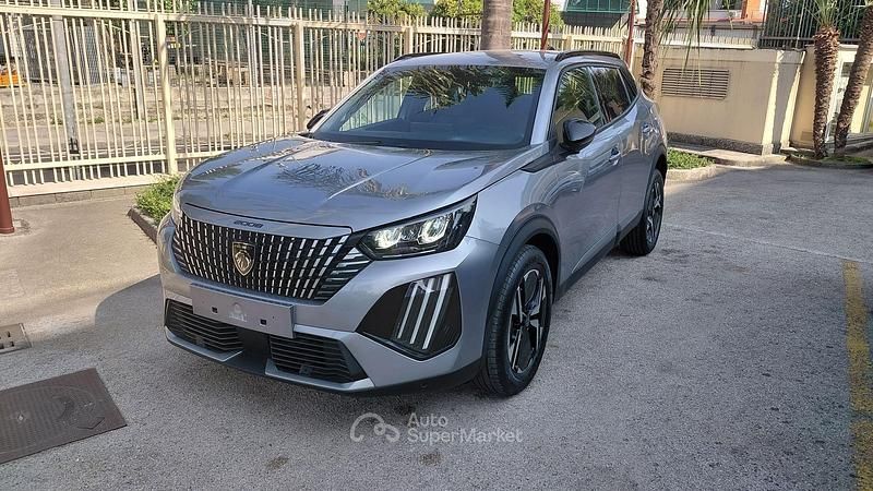 Argento Usata 2024 Peugeot 2008 Allure SUV | 18.990 € (Buon prezzo) - Immagine 1/4