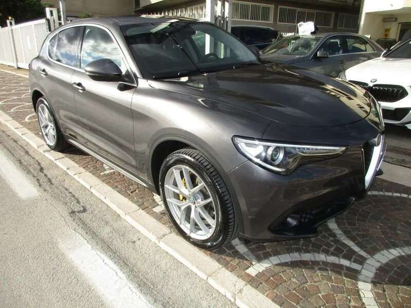 Grigio chiaro Usata 2017 Alfa Romeo Stelvio Super SUV | 19.990 € (Buon prezzo) - Immagine 1/4