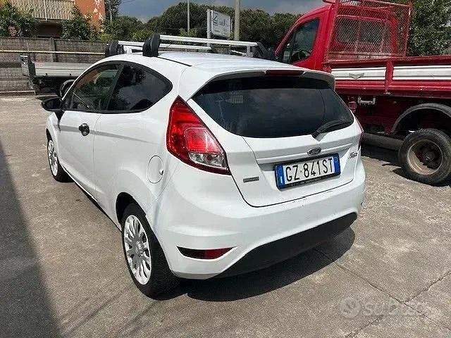 Usata Ford Fiesta 75 CV (55 kW) 2013 Bianco Furgone