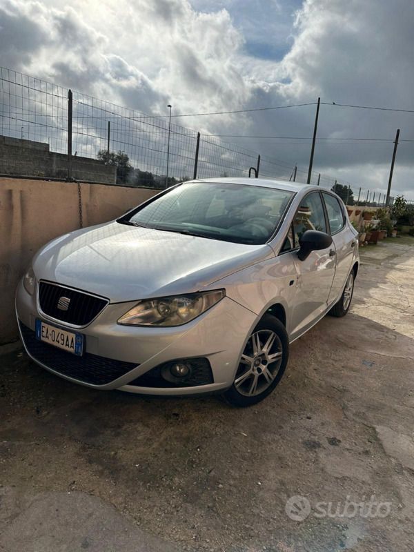 Grigio Usata 2010 Seat Ibiza Tre volumi | 2800 € (Ottimo prezzo) - Immagine 1/4