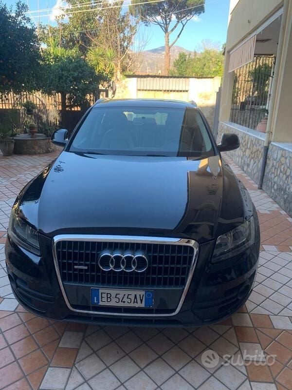 Nero Usata 2010 Audi Q5 SUV | 7900 € (Buon prezzo) - Immagine 1/4