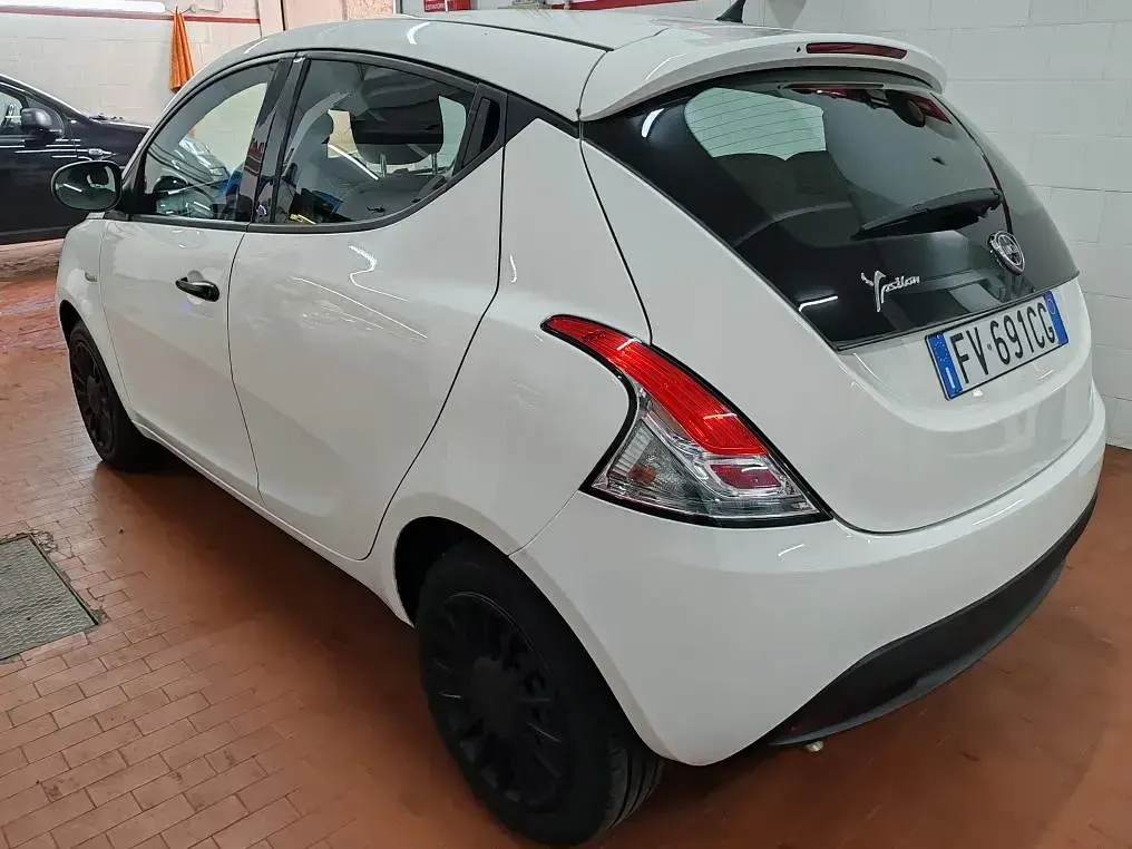 Usata Lancia Ypsilon 69 CV (50 kW) 2019 Bianco