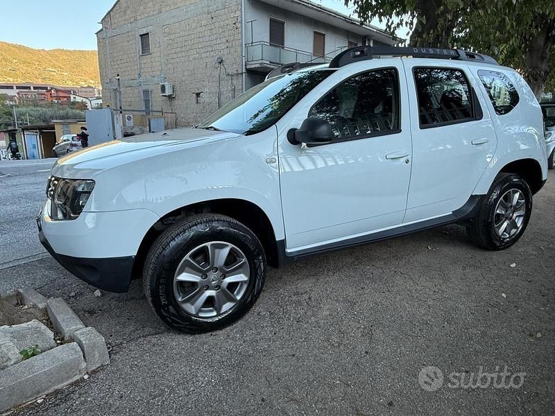 Bianco Usata 2014 Dacia Duster Ambiance Tre volumi | 6900 € (Buon prezzo) - Immagine 1/4