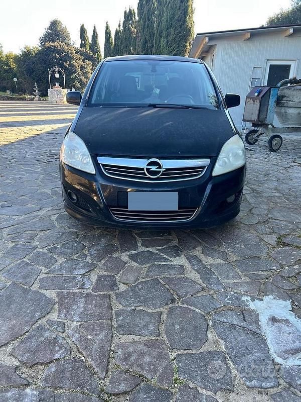 Usata Opel Zafira 125 CV (91 kW) 2010 Nero Monovolume