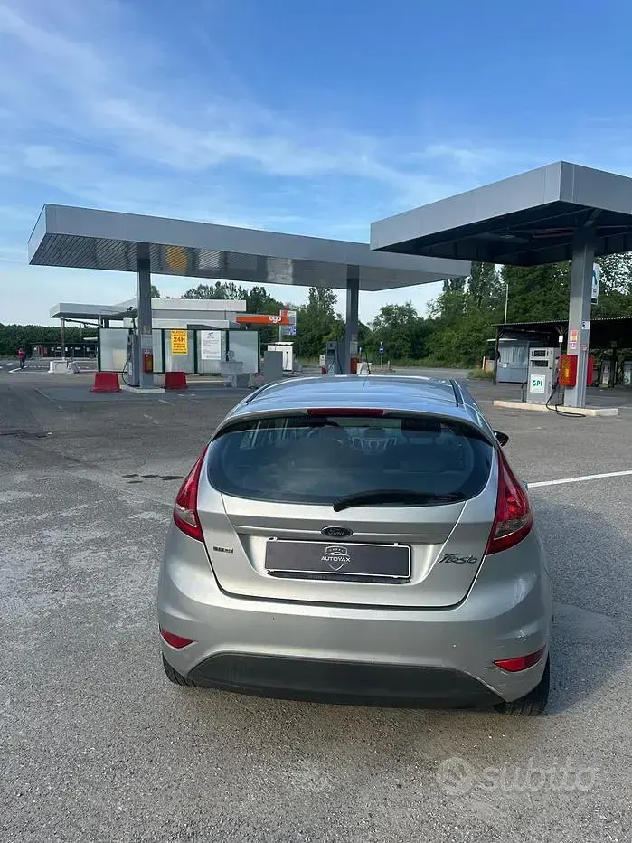 Usata Ford Fiesta 90 CV (66 kW) 2010 Grigio Berlina