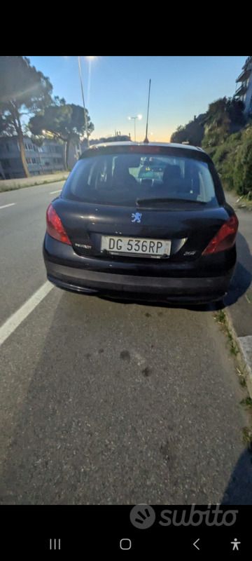 Usata 2007 Peugeot 207 Tre volumi | 2999 € (Buon prezzo) - Immagine 1/4