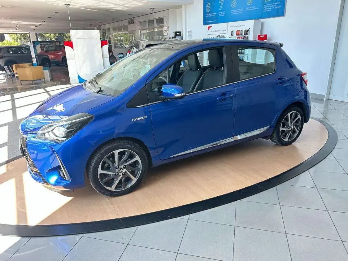 Usata Toyota Yaris Hybrid Style 73 CV (53 kW) 2017 Azzurro Berlina