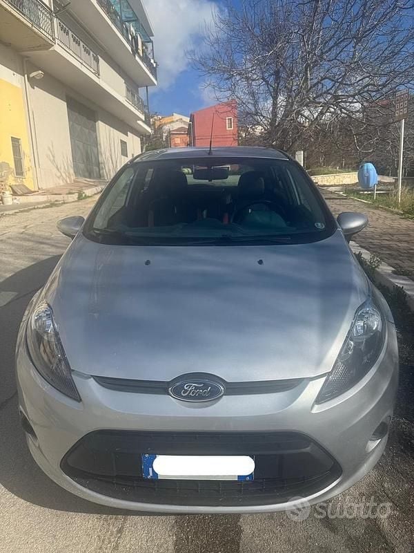Usata Ford Fiesta 70 CV (51 kW) 2011 Grigio Berlina