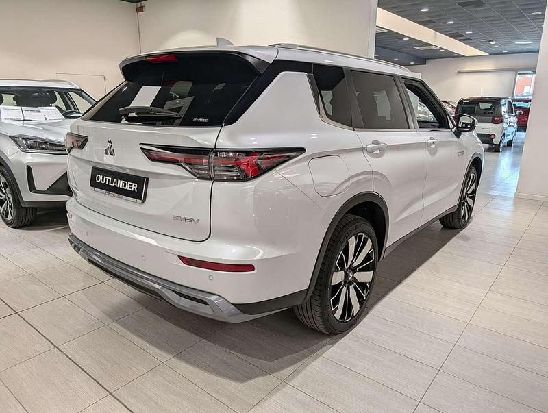 Nuova Mitsubishi Outlander P-HEV Intense 306 CV (225 kW) 2026 Bianco SUV