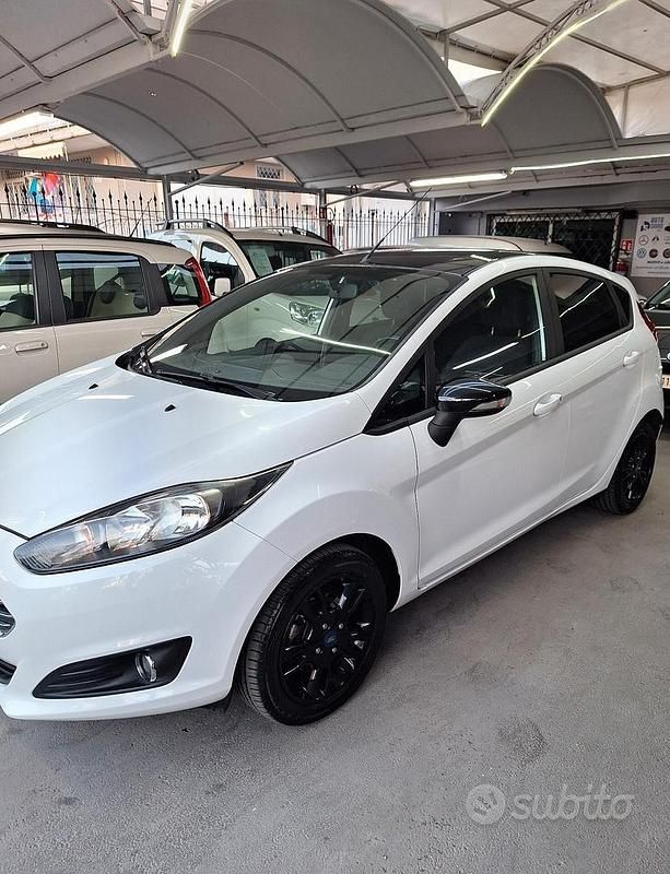 Usata Ford Fiesta 75 CV (55 kW) 2015 Bianco Berlina