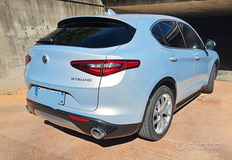 Argento Usata 2020 Alfa Romeo Stelvio Ti SUV | 33.000 € (Cara) - Immagine 1/4