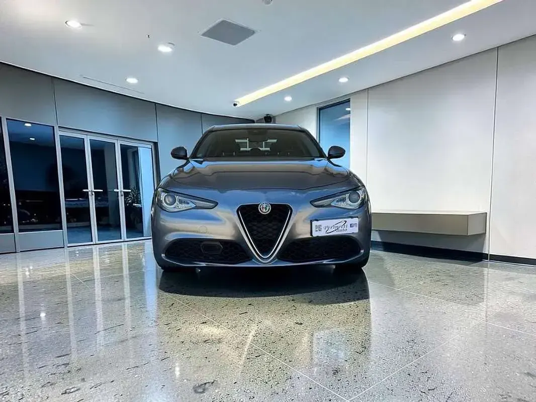 Usata Alfa Romeo Giulia 150 CV (110 kW) 2017 Argento Berlina