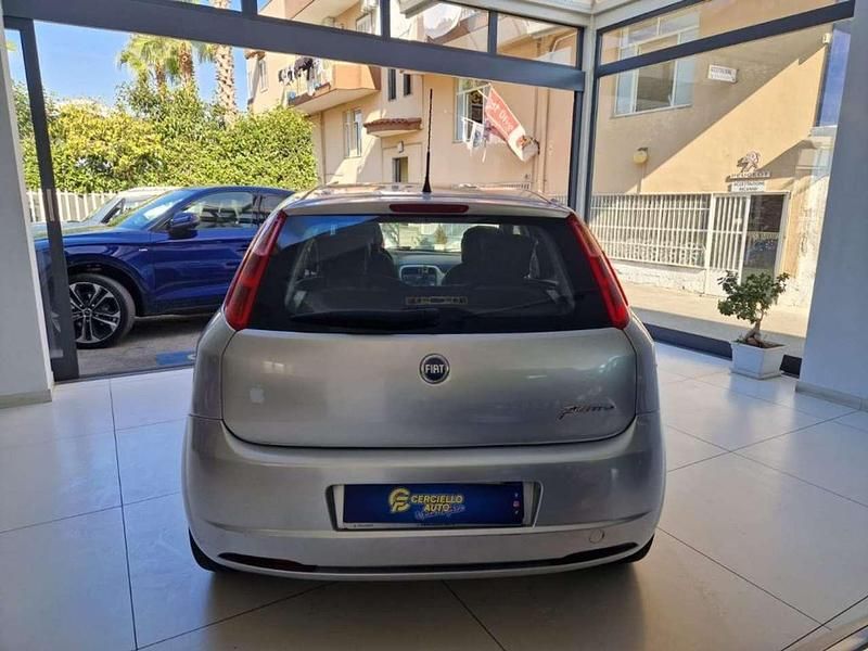 Usata Fiat Grande Punto Dynamic 65 CV (47 kW) 2006 Grigio metallizzato Utilitaria