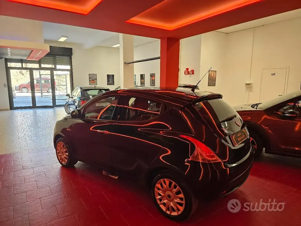 Usata Lancia Ypsilon Silver 69 CV (50 kW) 2012 Nero Utilitaria