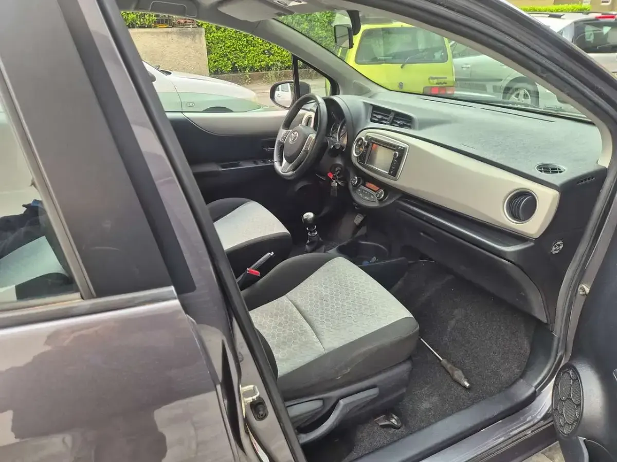 Usata Toyota Yaris Sol 101 CV (74 kW) 2011 Grigio Utilitaria