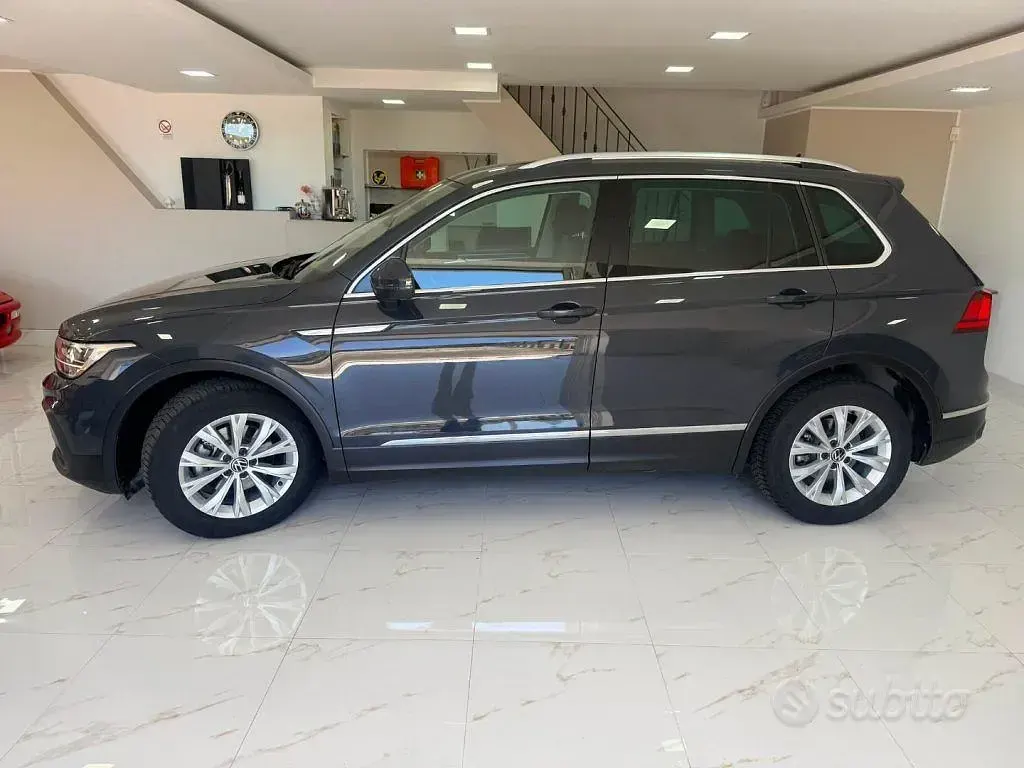 Usata VW Tiguan Life 122 CV (89 kW) 2023 Grigio SUV