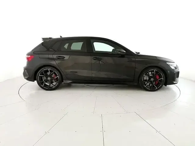 Usata Audi RS3 Sportback Comfort 400 CV (294 kW) 2023 Nero mythos metallizzato Utilitaria