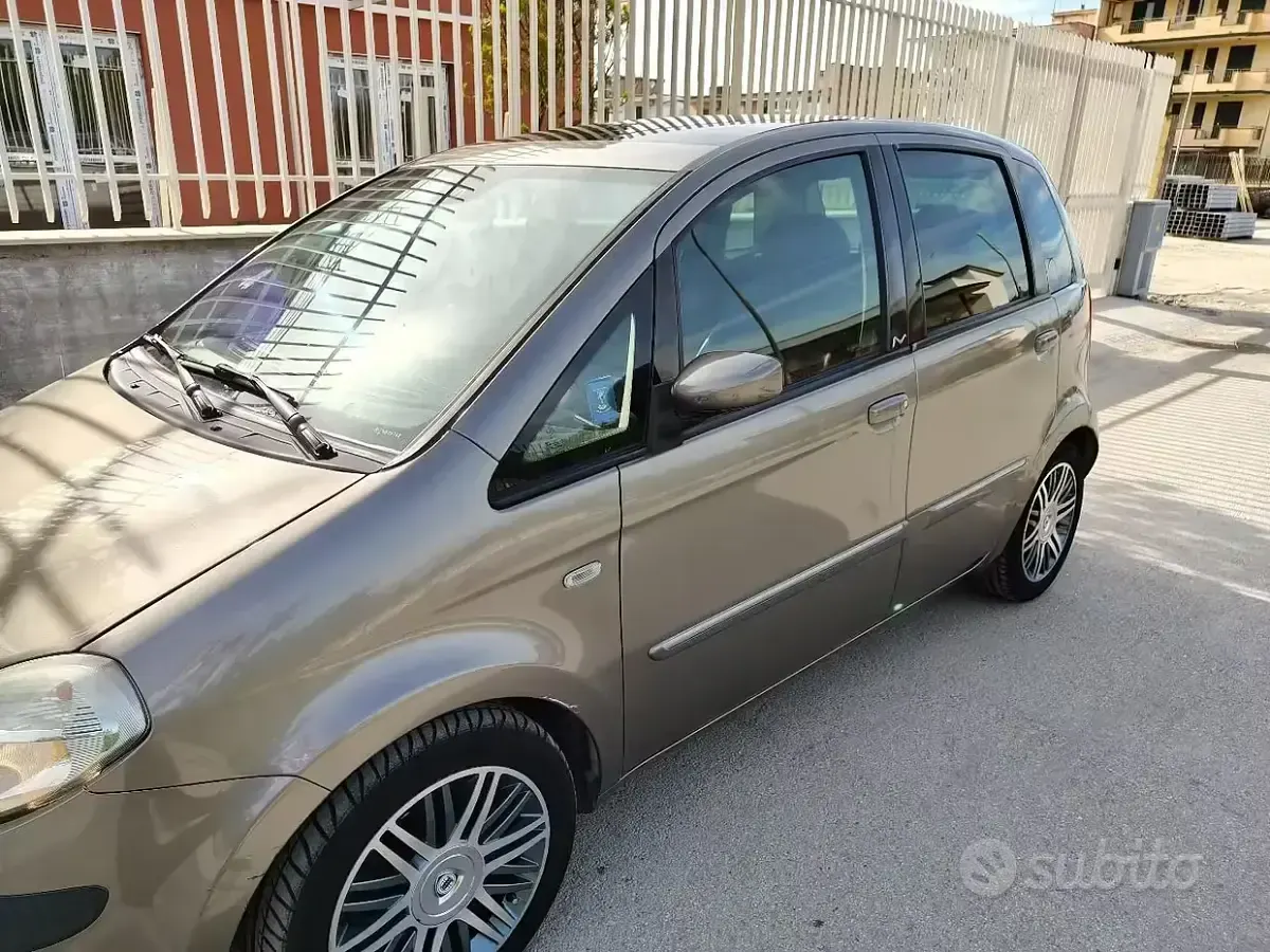 Usata Lancia Musa 90 CV (66 kW) 2007 Marrone Monovolume
