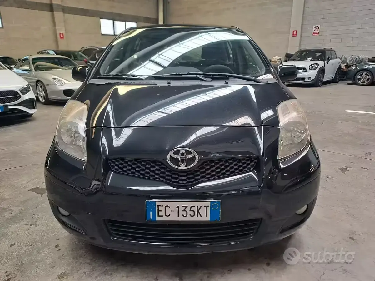 Usata Toyota Yaris 101 CV (74 kW) 2010 Nero Utilitaria
