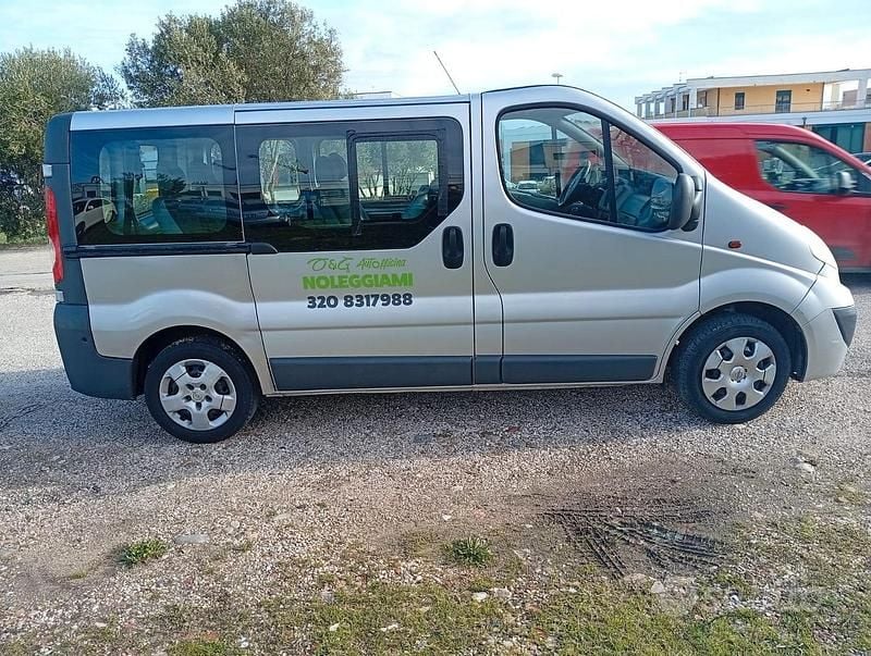 Usata Opel Vivaro 2009 Grigio Monovolume