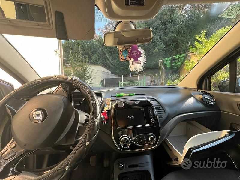 Usado Renault Captur 110 CV (80 kW) 2015 Gris SUV