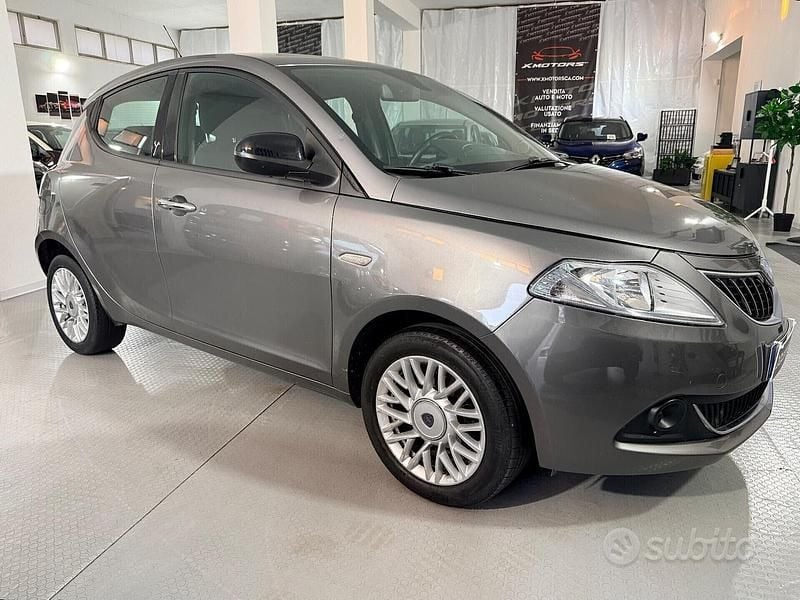 Usata Lancia Ypsilon 69 CV (50 kW) 2015 Grigio Utilitaria