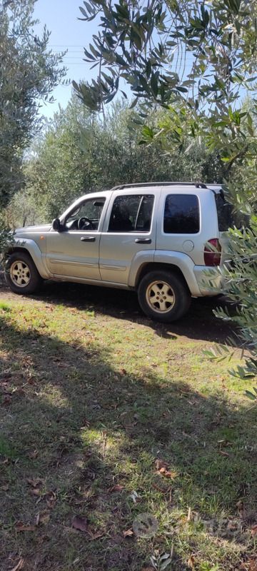 Usata Jeep Cherokee 143 CV (105 kW) 2004 Grigio SUV