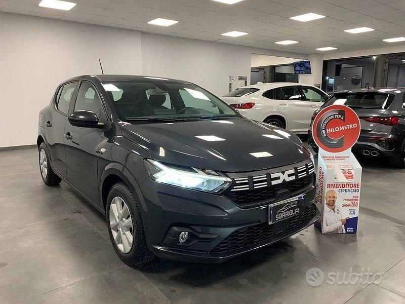 Grigio scuro Usata 2023 Dacia Sandero Comfort Tre volumi | 12.900 € (Super prezzo) - Immagine 1/4