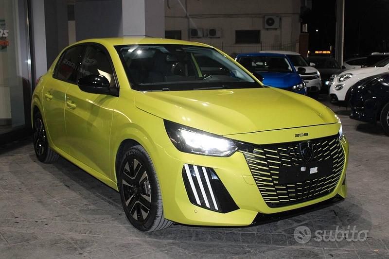 Usata Peugeot 208 Allure 101 CV (74 kW) 2024 Verde Utilitaria