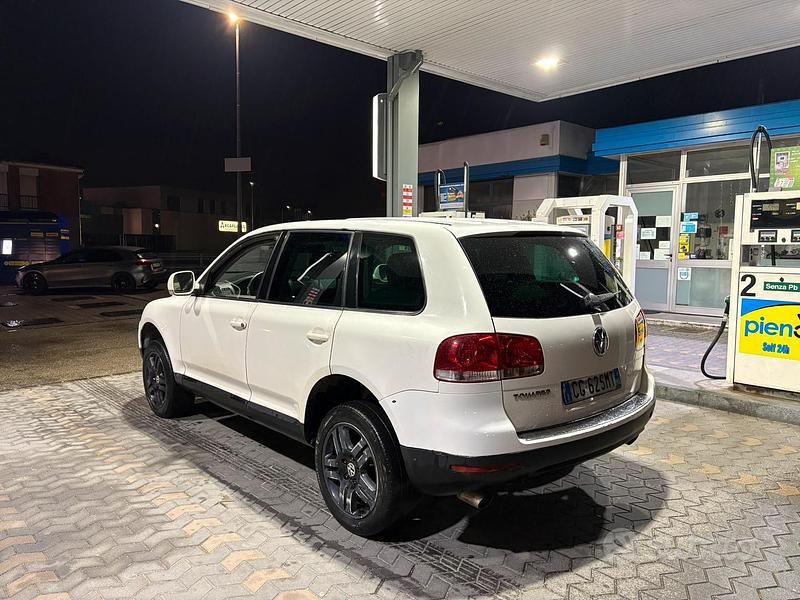 Usata VW Touareg 220 CV (161 kW) 2003 Bianco SUV