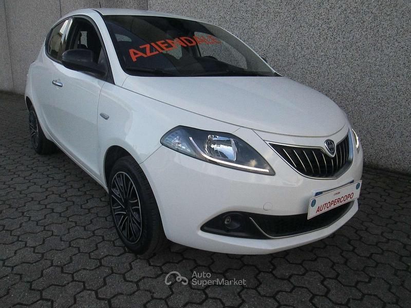 Usata Lancia Ypsilon Gold 69 CV (50 kW) 2023 Bianco gelato Utilitaria