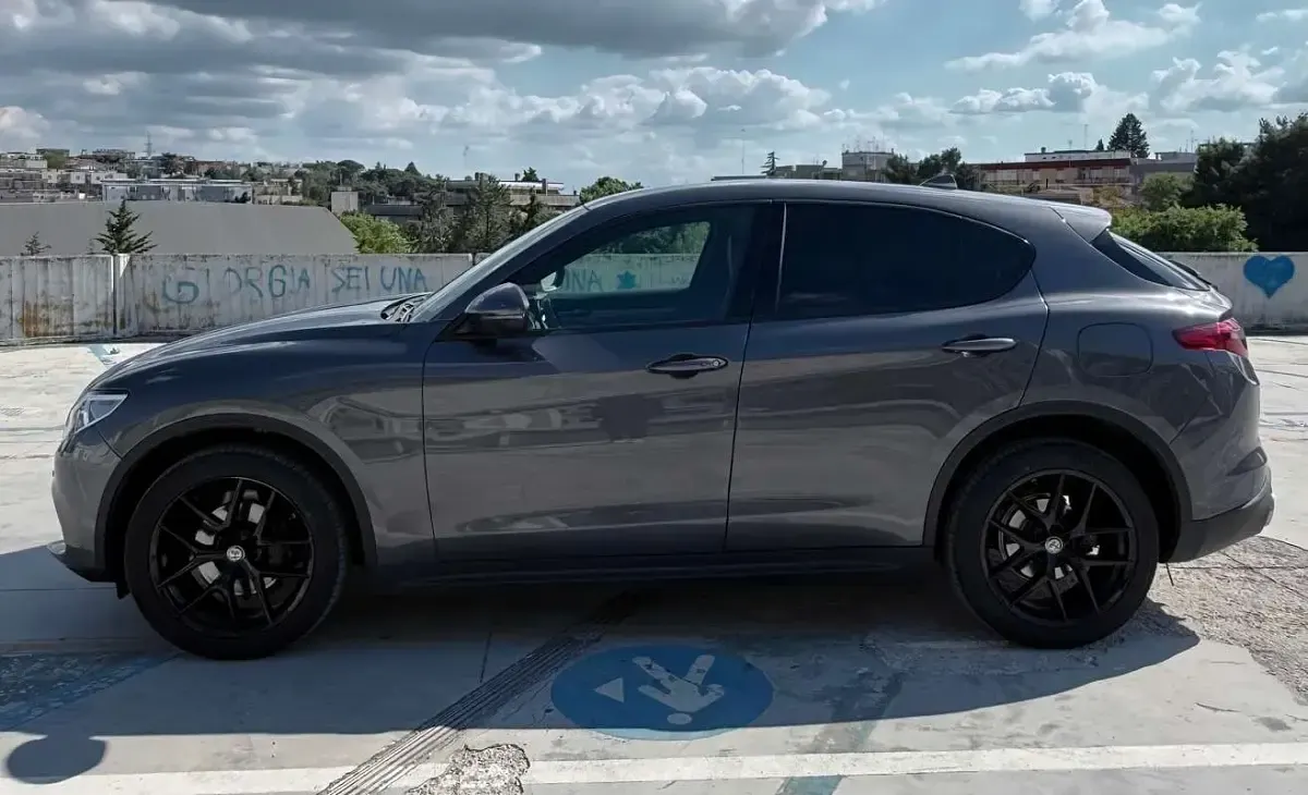 Usata Alfa Romeo Stelvio Executive 209 CV (153 kW) 2017 Grigio SUV