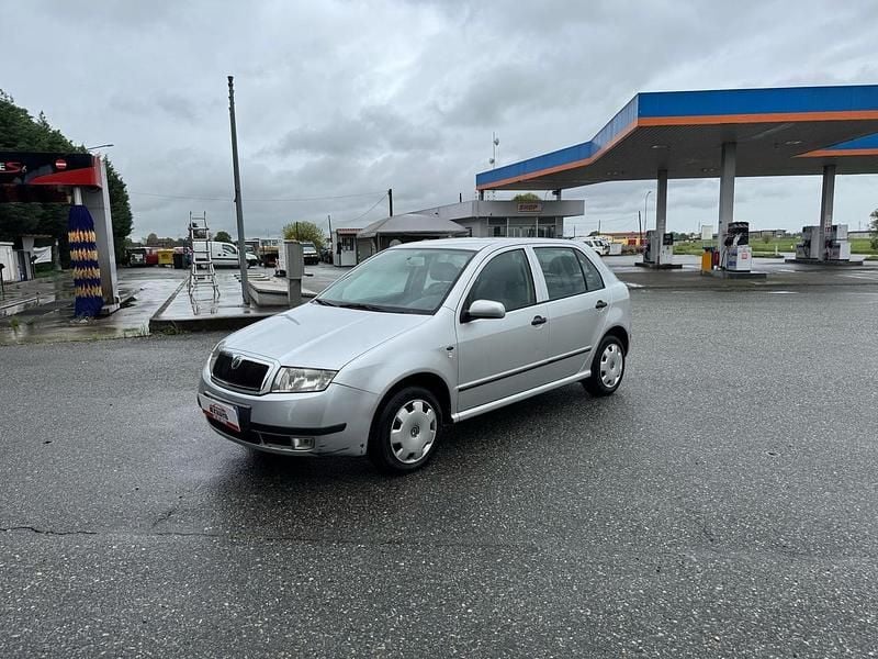 Argento Usata 2001 Skoda Fabia Comfort Tre volumi | 1500 € (Buon prezzo) - Immagine 1/4
