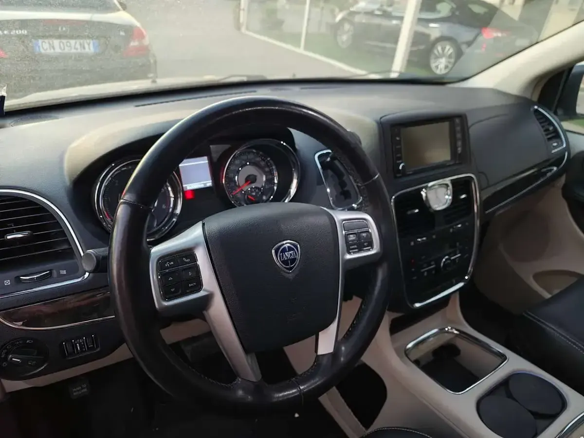 Usata Lancia Voyager Platinum 163 CV (119 kW) 2013 Nero Monovolume