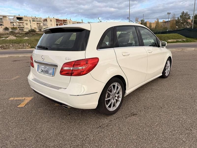 Usata Mercedes B180 109 CV (80 kW) 2014 Bianco Monovolume