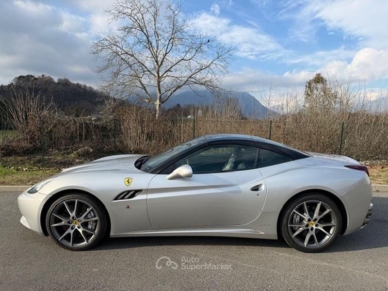 Usata Ferrari California 481 CV (353 kW) 2011 Argento Cabrio