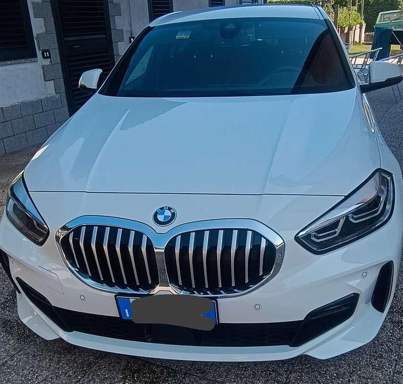 Bianco Usata 2023 BMW 118 M Sport Due volumi | 31.850 € (Molto cara) - Immagine 1/4